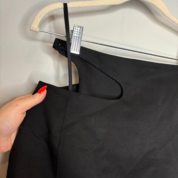 Low Classic Curved Cut-Out Mini Skirt - Picture 4 of 9